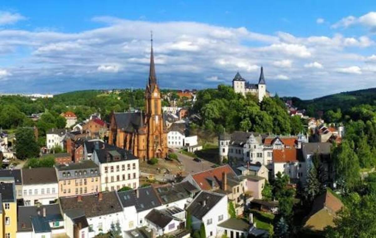 Luftaufnahme von Reichenbach im Vogtland mit Kirche und Schloss